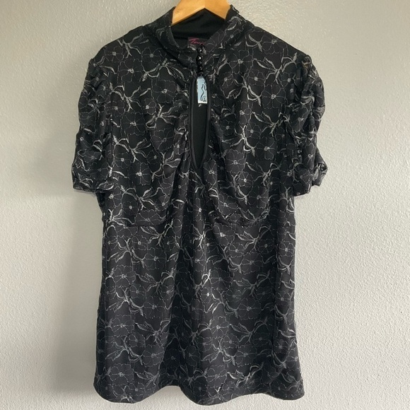 torrid Tops - Torrid FLORAL KEYHOLE TOP size 3 new with tags T28